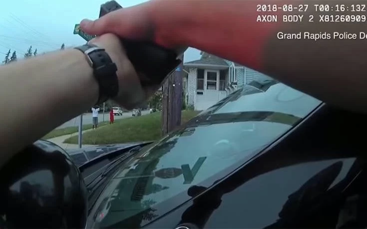 Η σοκαριστική στιγμή που αστυνομικός σημαδεύει με όπλο δίδυμα εντεκάχρονα (βίντεο)